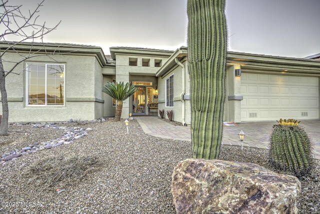 13517 N Heritage Gateway Ave, Marana, AZ 85658 - view of front of property with stucco siding, a garage, and driveway