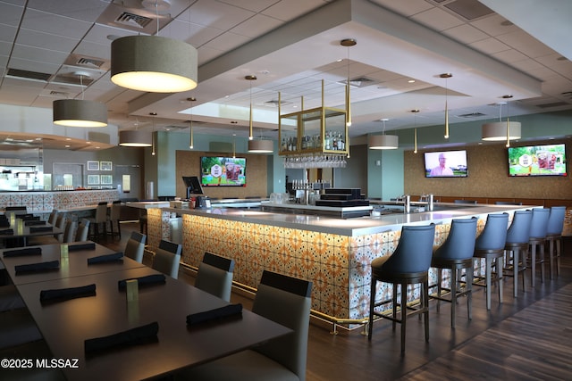 13517 N Heritage Gateway Ave, Marana, AZ 85658 - bar featuring wood finished floors, visible vents, decorative backsplash, hanging light fixtures, and indoor wet bar