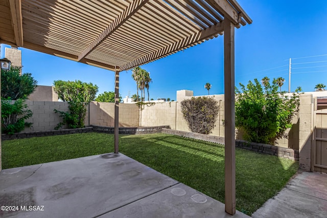 view of yard with a patio area, a fenced backyard, and a pergola