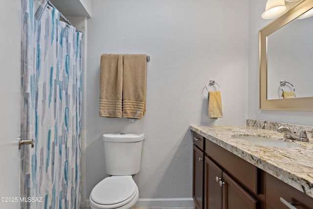 bathroom featuring toilet, a shower with curtain, baseboards, and vanity