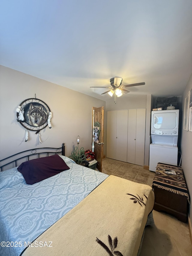 bedroom with light carpet, a closet, a ceiling fan, and stacked washer / drying machine