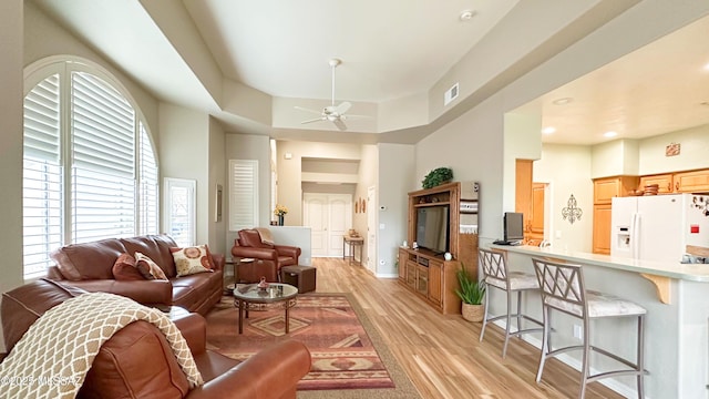 living area with visible vents, baseboards, ceiling fan, light wood-type flooring, and recessed lighting