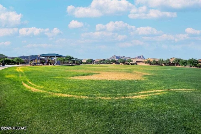 view of property's community featuring a lawn