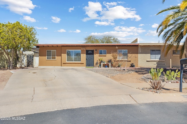 ranch-style home with driveway