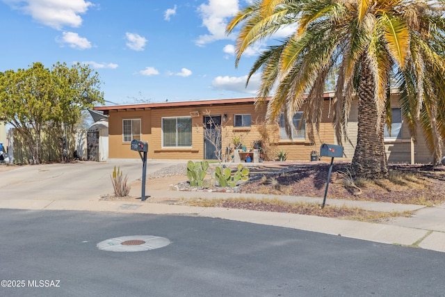 view of front of property with driveway