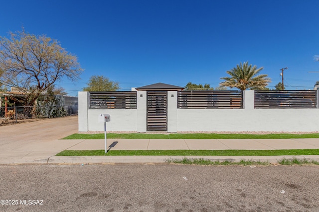 view of front of house with a fenced front yard