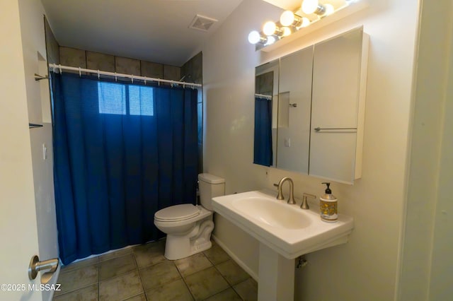 full bathroom with a shower with shower curtain, visible vents, a sink, tile patterned floors, and toilet