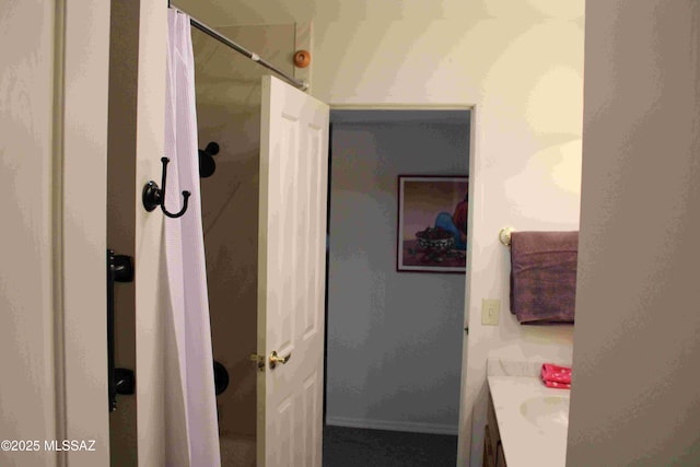 full bathroom featuring a shower with curtain and vanity