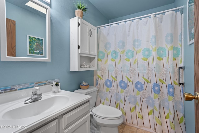 full bath with toilet, a shower with shower curtain, and vanity