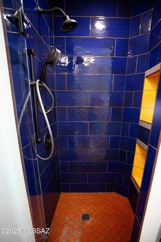 full bathroom featuring tiled shower