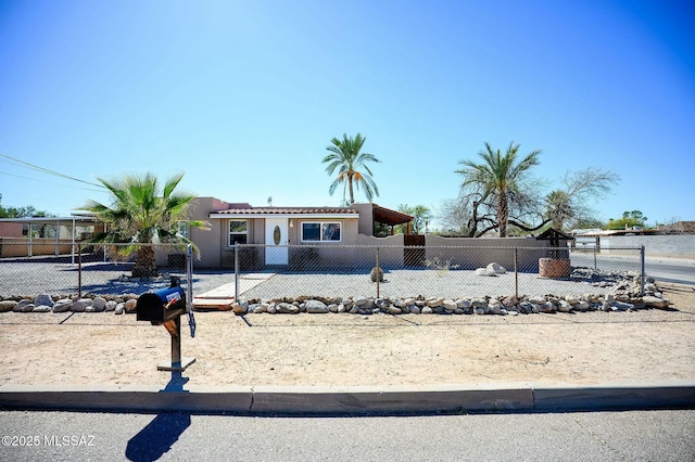 view of front of home featuring a fenced front yard