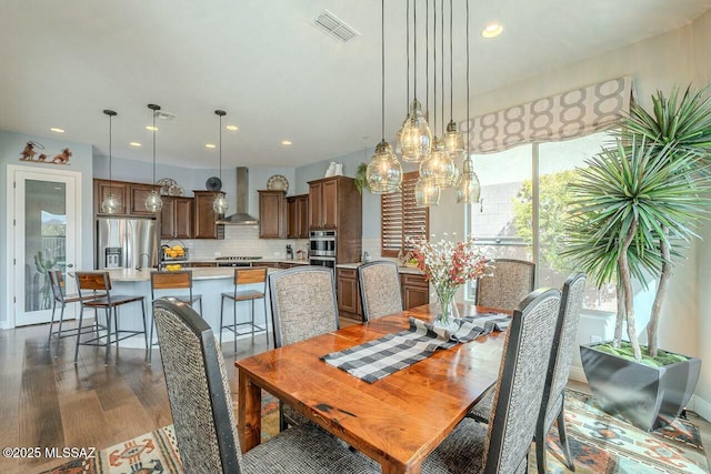 dining space featuring dark wood-style floors, visible vents, and recessed lighting