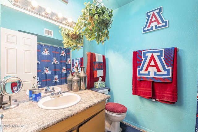 full bath featuring curtained shower, visible vents, vanity, and toilet