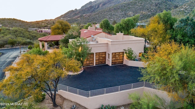 bird's eye view featuring a mountain view