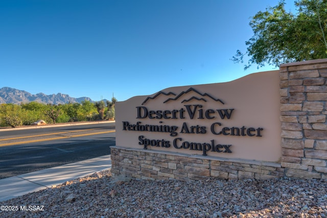 community / neighborhood sign featuring a mountain view