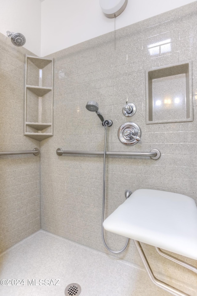 bathroom featuring a tile shower