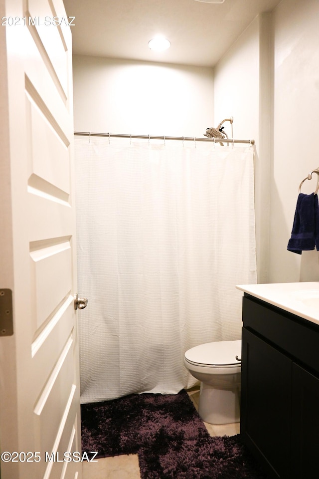 full bathroom with toilet, a shower with curtain, and vanity