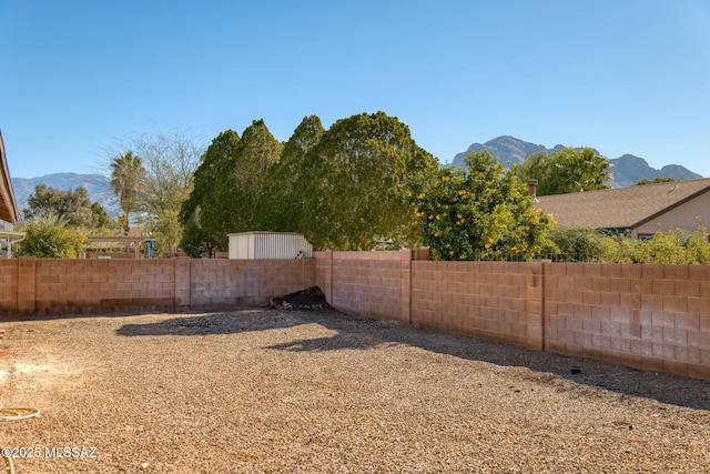 view of yard with fence and a mountain view