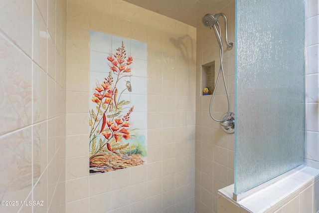 bathroom featuring a tile shower