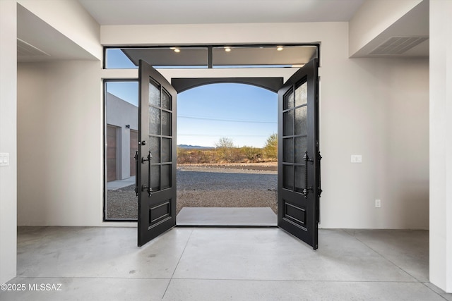 entryway featuring visible vents and concrete flooring