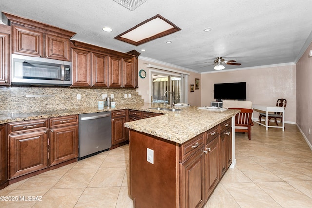 kitchen featuring visible vents, decorative backsplash, stainless steel appliances, a ceiling fan, and a sink