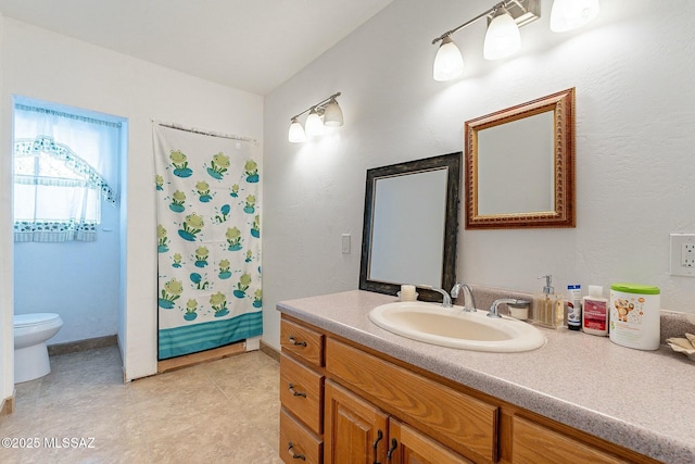 full bathroom with toilet, baseboards, a shower with shower curtain, and vanity