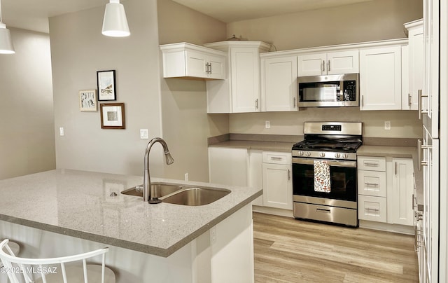 1785 Camilla Cir, Safford, AZ 85546 - kitchen featuring a sink, light wood-style flooring, appliances with stainless steel finishes, and white cabinetry