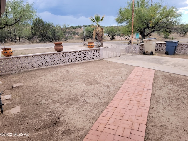 view of yard featuring a gate