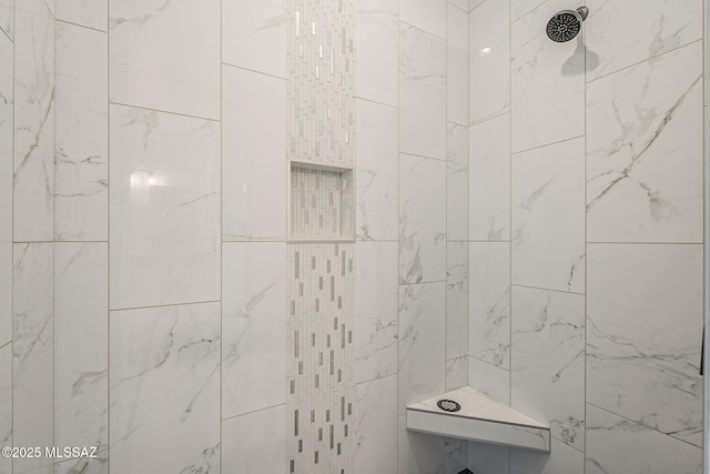 bathroom featuring tiled shower