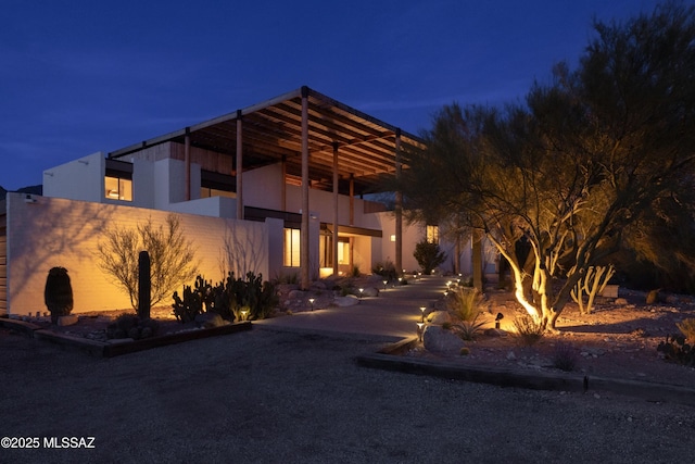 view of front facade with driveway and stucco siding