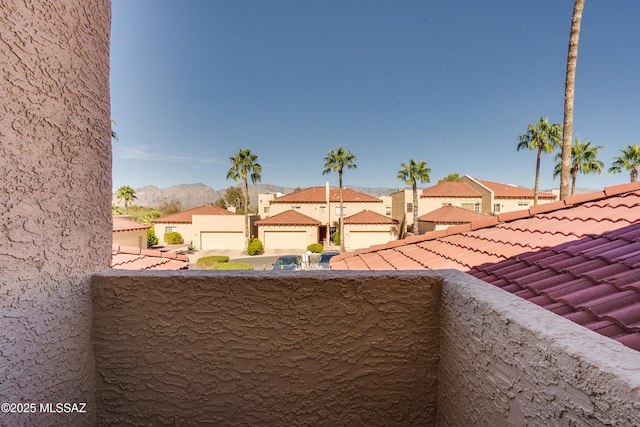 view of yard featuring a residential view and a balcony