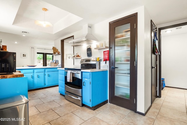 kitchen featuring range hood, stainless steel electric stove, a raised ceiling, visible vents, and blue cabinets