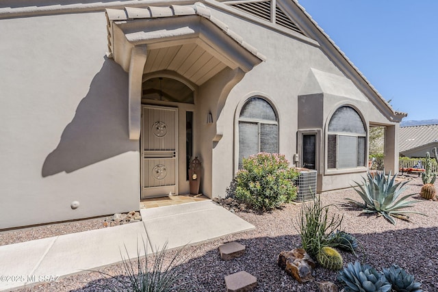 property entrance featuring stucco siding