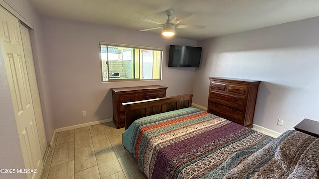 bedroom featuring baseboards, light wood-style floors, and a ceiling fan