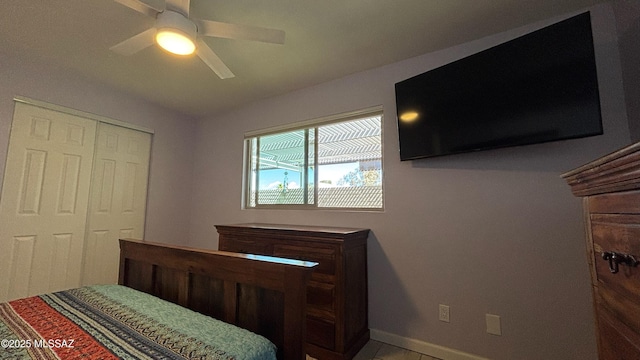 bedroom featuring a ceiling fan, baseboards, and a closet