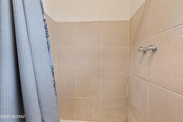 full bathroom featuring tiled shower