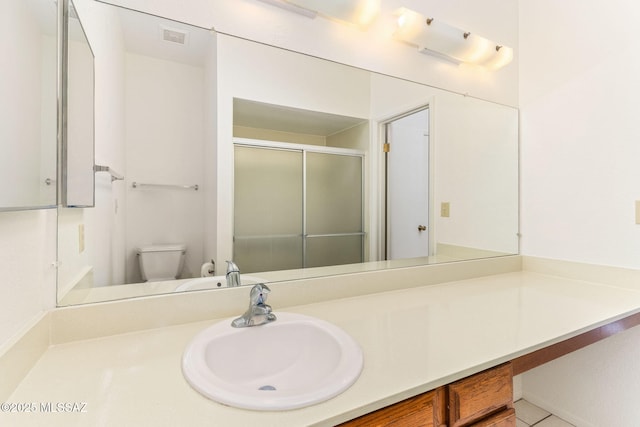 full bath featuring visible vents, vanity, a shower stall, and toilet