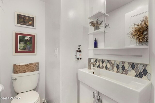 half bath with toilet and decorative backsplash