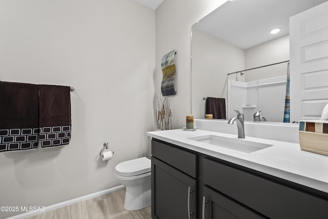 full bathroom featuring toilet, vanity, wood finished floors, a shower with curtain, and baseboards