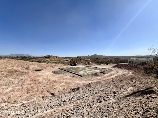 view of yard with a mountain view