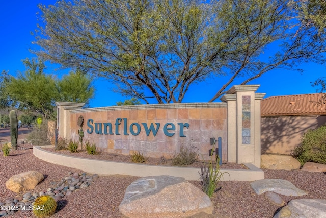 view of community / neighborhood sign