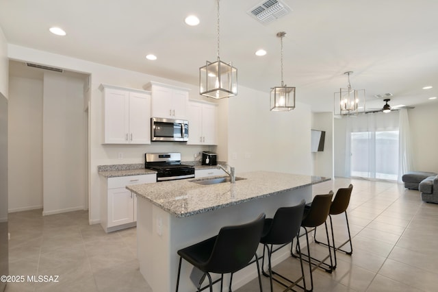 kitchen featuring visible vents, stainless steel appliances, a sink, and recessed lighting