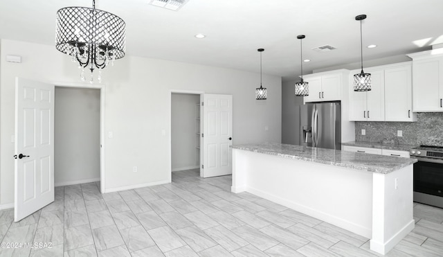 kitchen with a notable chandelier, stainless steel appliances, tasteful backsplash, visible vents, and a kitchen island