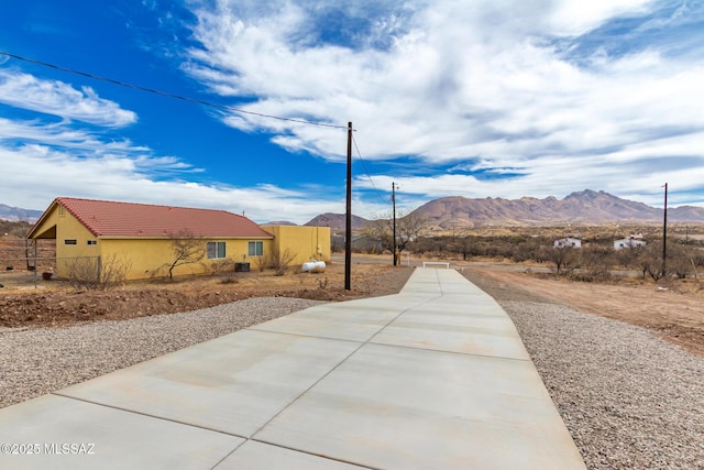 view of yard with a mountain view