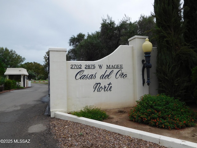 view of community / neighborhood sign