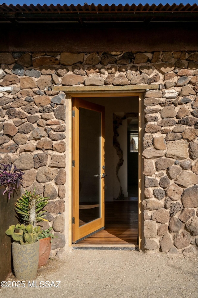 property entrance featuring stone siding