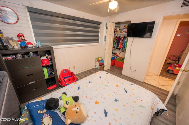 2724 N Green Pl, Nogales, AZ 85621 - bedroom with a ceiling fan, a closet, visible vents, and wood finished floors