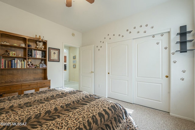 bedroom featuring a ceiling fan, baseboards, and a closet