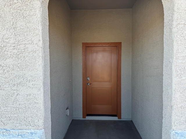 view of exterior entry featuring stucco siding