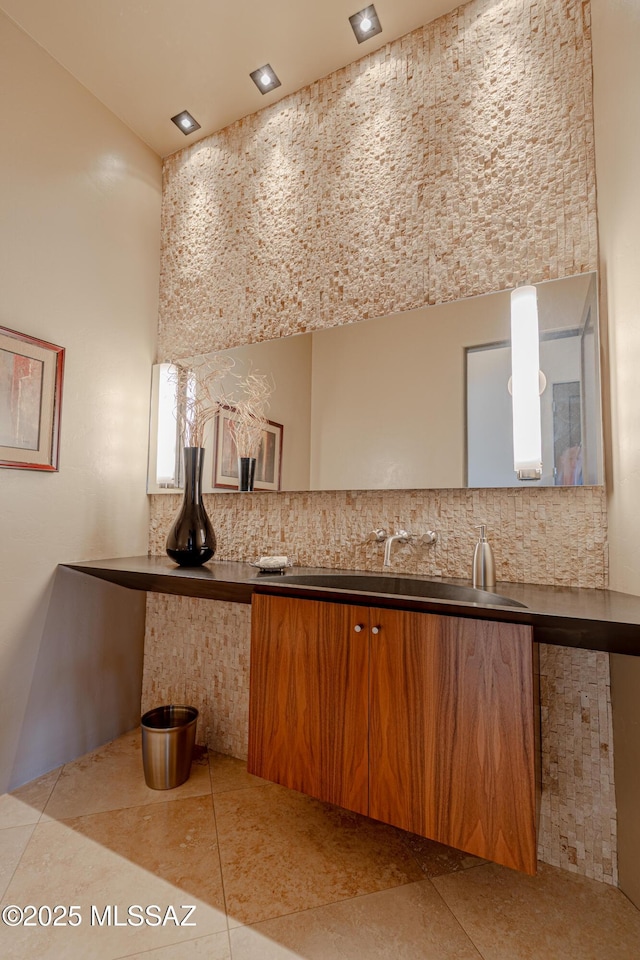 bar featuring a sink, tasteful backsplash, and tile patterned floors